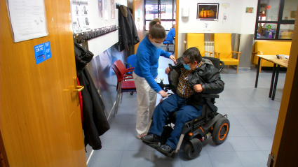 Cuidadora con discapacidad de Cocemfe Cáceres junto a usuario de silla de ruedas