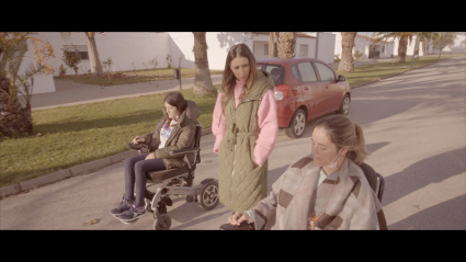 Leticia Antúnez con Laura y Sonia, dos hermanas con Ataxia de Friedreich