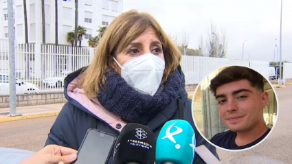 Susana Moreno, tía del desaparecido, atiende a los medios de comunicación