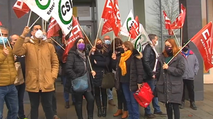 Representantes sindicales, concentrados en la sede de la Inspección de Trabajo antes de la reunión