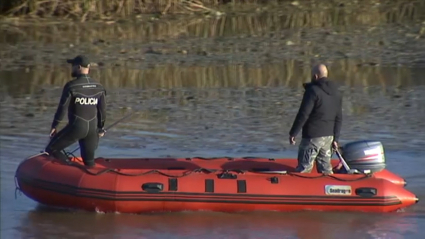 Efectivos de la Policía buscando pistas de Pablo Sierra en el río Guadiana.