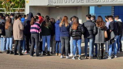 Compañeros de residencia de Pablo Sierra, en el exterior del Instituto de Medicina Legal de Badajoz.