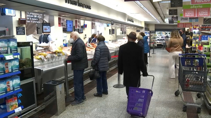 Clientes comprando marisco para Nochebuena en un supermercado