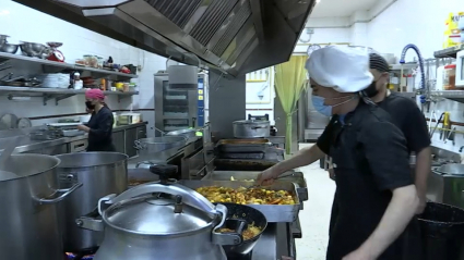 Trabajadores de un restaurante con mascarilla