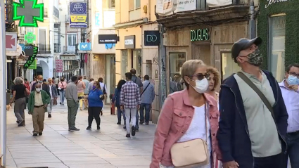 Ciudadanos anónimos en una calle de Mérida