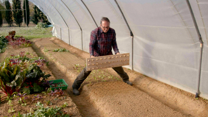 Fernando fabrica un multiplantador con tapones de corcho