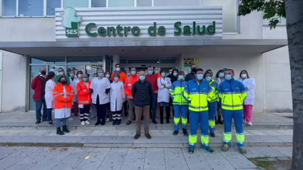 Trabajadores del centro de salud de Navalmoral, concentrados en repulsa de la agresión a su compañero