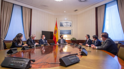 Pablo Casado, junto al presidente del PP extremeño, los alcaldes de Don Benito y Villanueva y los portavoces del PP local de las dos poblaciones