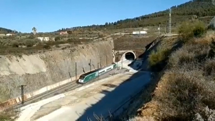 Tren laboratorio de ADIF realizando pruebas en la línea del AVE 