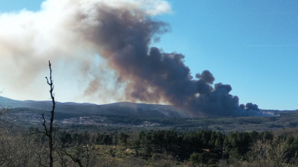 Imagen de la columna de fuego provocada por el incendio