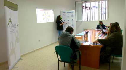 Alumnos de Fundhex en clase de inglés