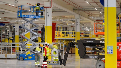 Operarios trabajando en el interior de un centro logístico de Amazon en España