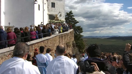 La Virgen de la Montaña a la salida de su santuario