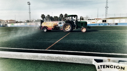 Tractos regando en el Pedro Manuel Barrero Macías.