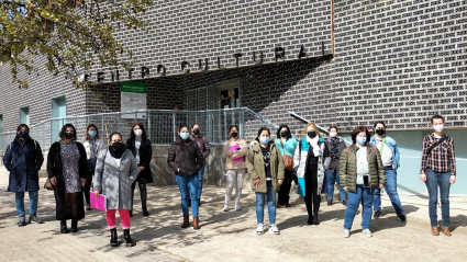 Participantes en el proyecto "Entrena empleo" frente al Centro Cultural de Mérida