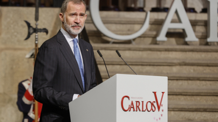 El rey Felipe VI (d) durante la entrega del Premio Carlos V al Foro Europeo de la Discapacidad este miércoles en la localidad de Cuacos de Yuste, Cáceres.