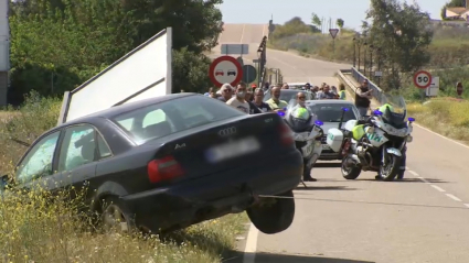 Coche siendo remolcado en el lugar del atropello mortal de Valdetorres