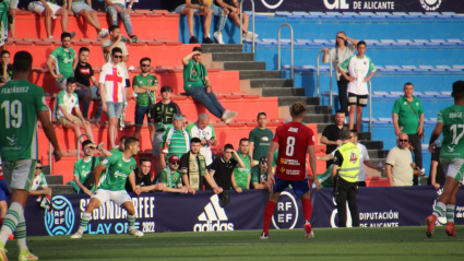 Aficionados cacereños en Elda en las semifinales del playoff.