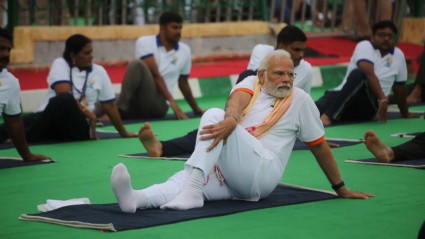 Hombre practicando yoga