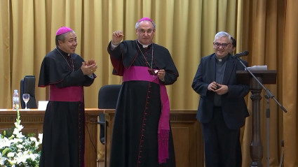 Celso Morga recibe un anillo como reconocimiento por sus 50 años como sacerdote.