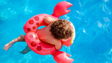 Bebé en una piscina