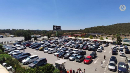 La estación de servicio LEO de Monesterio, atestada de vehículos