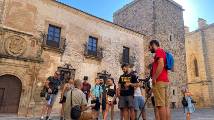 Grupo de turistas ornitológicos disfrutando del avistamiento de aves en Cáceres