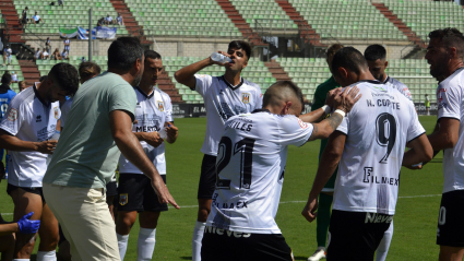 Juanma Barrero se dirige a sus jugadores en la pausa de hidratación durante el Mérida-Deportivo.