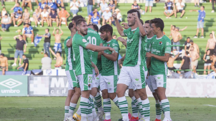 Rubén Sánchez y Javito celebrando un gol con el CP Cacereño.