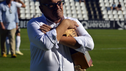 Tarriño, el utillero del Mérida, agradece a la afición en su homenaje del pasado sábado con motivo de su jubilación.