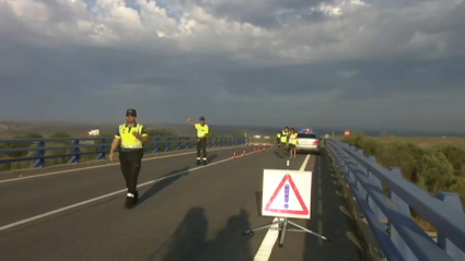 Control de tráfico de la Guardia Civil en un puente