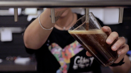 Una persona tirando una cerveza