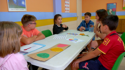 Niños asistiendo a terapia, salud mental, emociones