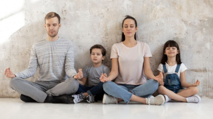 Familia meditando