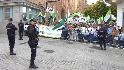 Protesta contra el macrovertedero en la Asamblea