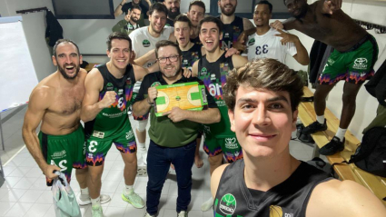 La plantilla del Cáceres Basket celebra el triunfo en Castellón