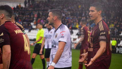 Lolo Pla y Raúl Palma en un instante del derbi del Romano.