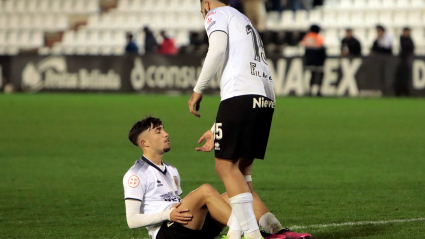 Carlos Cinta levanta a un abatido David Larrubia