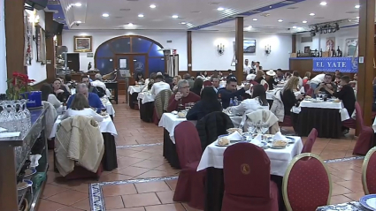 Comensales disfrutando de la comida del Día de Reyes 2023 en Mérida.