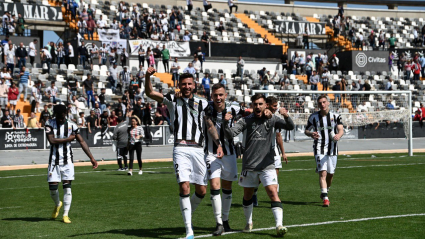 Los jugadores del Badajoz celebran el triunfo ante Unionistas