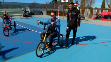 De la mano de Javier Mendoza nos adentramos en una actividad de ciclismo adaptado impartido por Rubén Tanco.