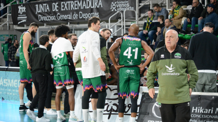 Los jugadores del Cáceres Basket en un tiempo muerto.