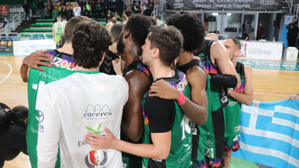 Los jugadores del Cáceres Basket celebran el triunfo ante Ourense