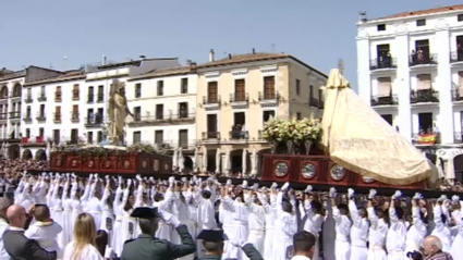 Encuentro del Cristo Resucitado y la Virgen de la Alegría en Cáceres