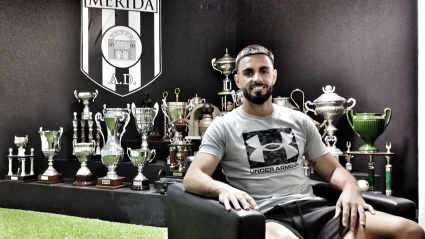 Nacho González, capitán del Mérida, posando en la sala VIP del estadio Romano.