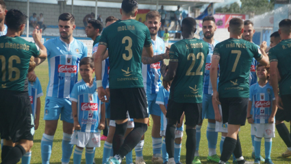 Los jugadores del Coria y del Cacereño se saludan antes del derbi en La Isla