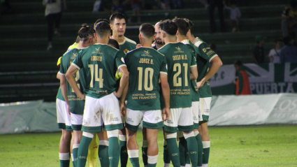 Los jugadores del CP cacereño hacen una piña antes del partido.