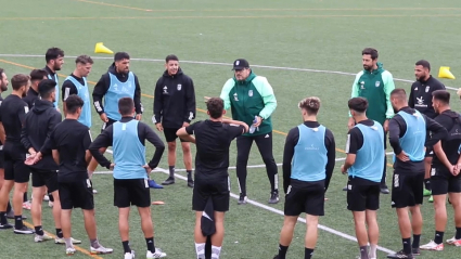 Iñaki Alonso dirigiendo su primer entrenamiento al CD Badajoz