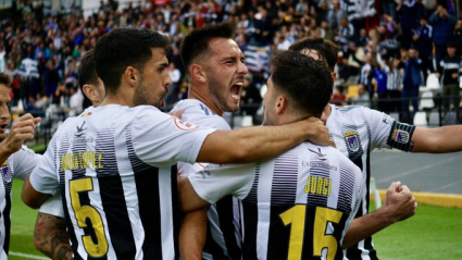 Los jugadores del Badajoz celebran el segundo tanto ante el CP Cacereño.