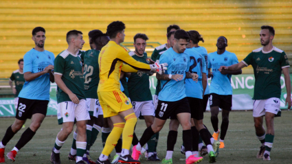 Los jugadores del Mérida y del Cacereño, en crisis ambos, enfrentándose en pretemporada.